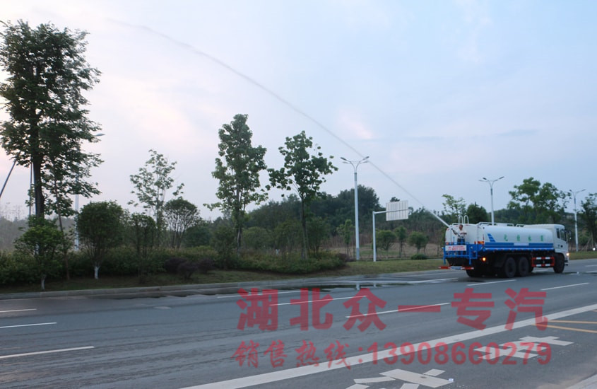 东风天龙20吨洒水车绿化高炮实拍图片.jpg